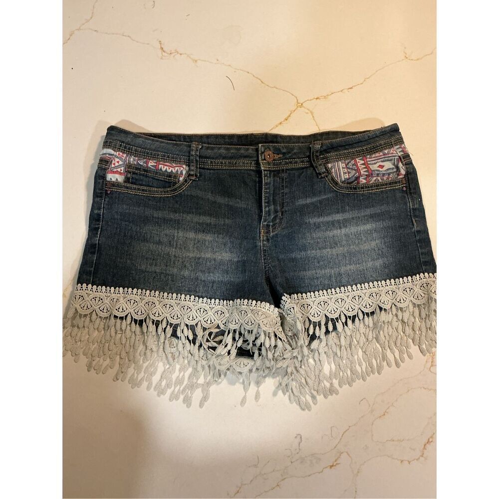 LEI Ashley Lace Hem Low Rise Shorts Sz 13 Y2K Stretch Aztec